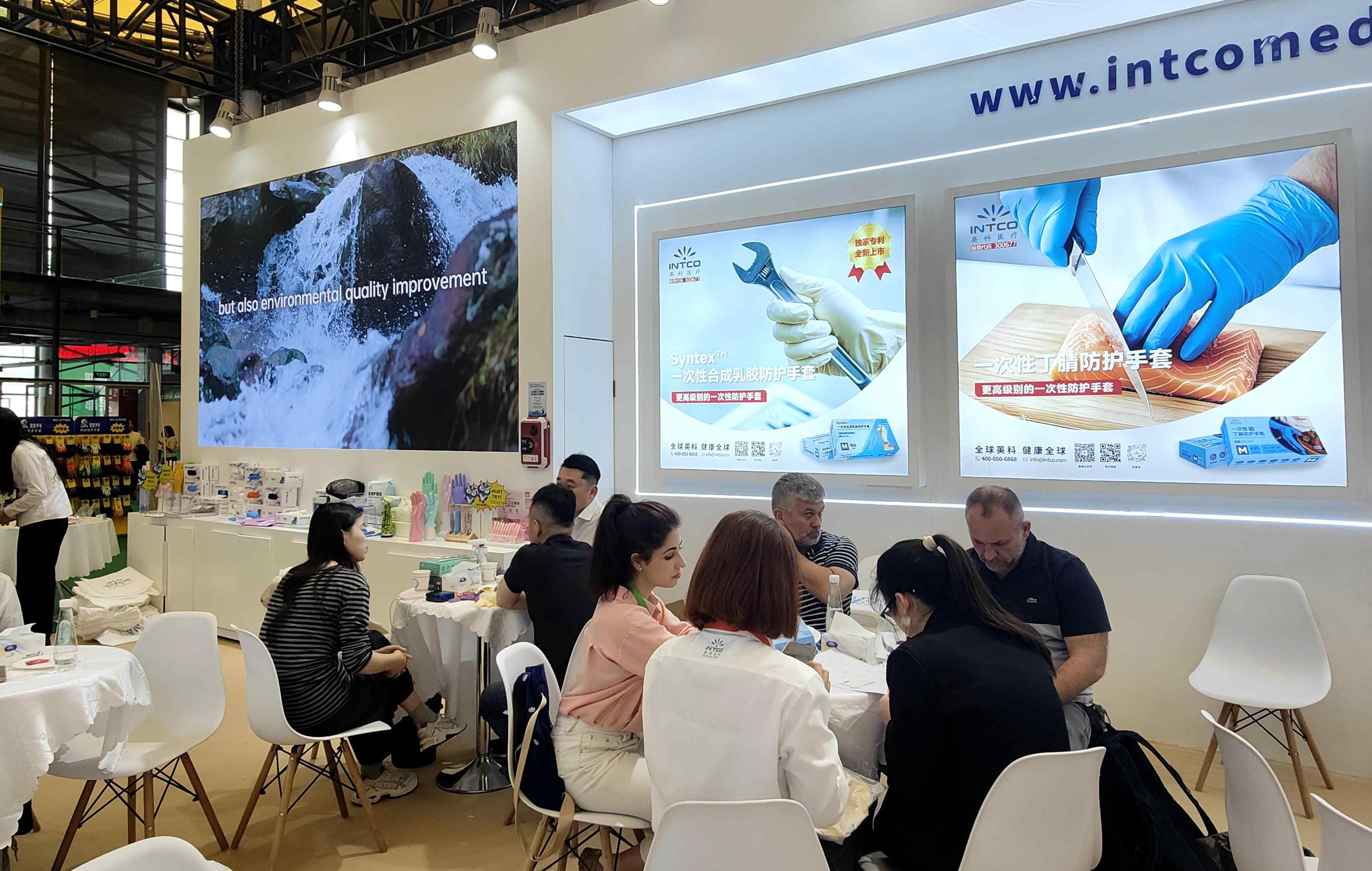 yp街机医疗精心打造了食品餐饮、无尘洁净、实验制药、工业防护四大主题展区